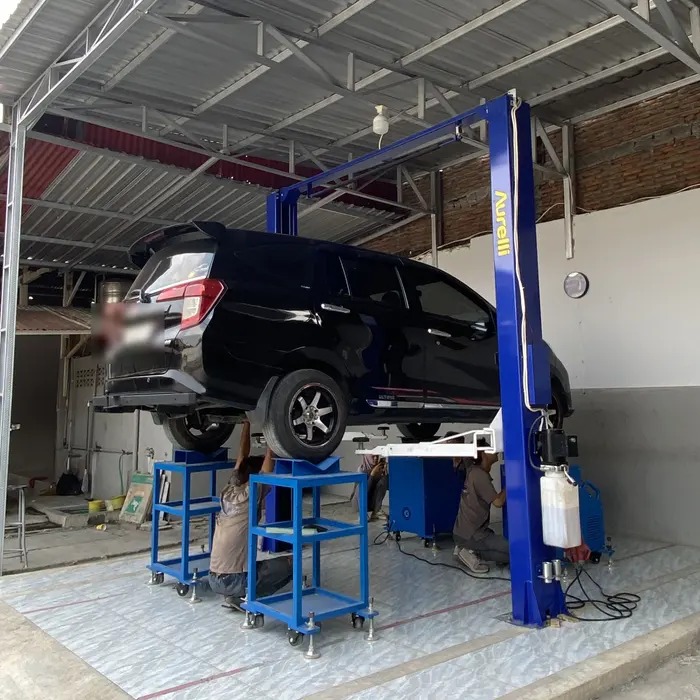 Area servis dengan lift dua tiang