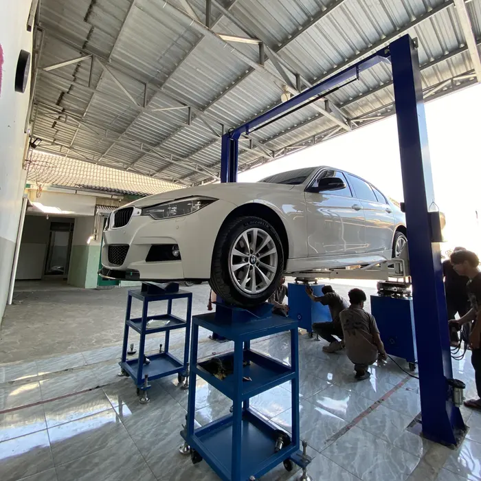 Sedan di atas lift, siap dicek