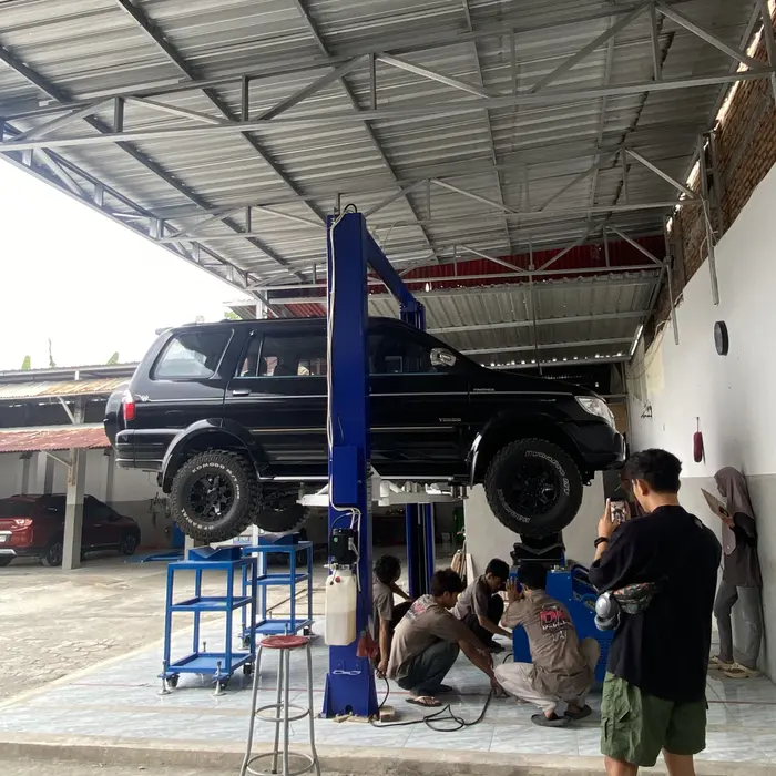 Isuzu Panther di atas lift