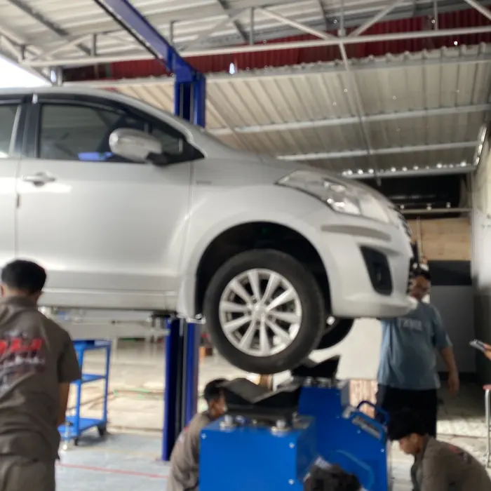 Suzuki Ertiga di atas lift