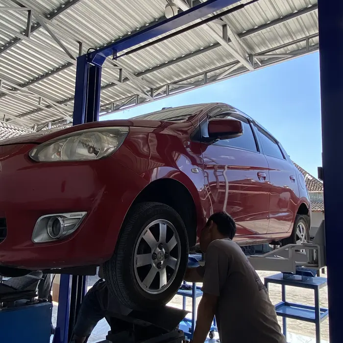 Mobil pelanggan diperiksa dari kolong