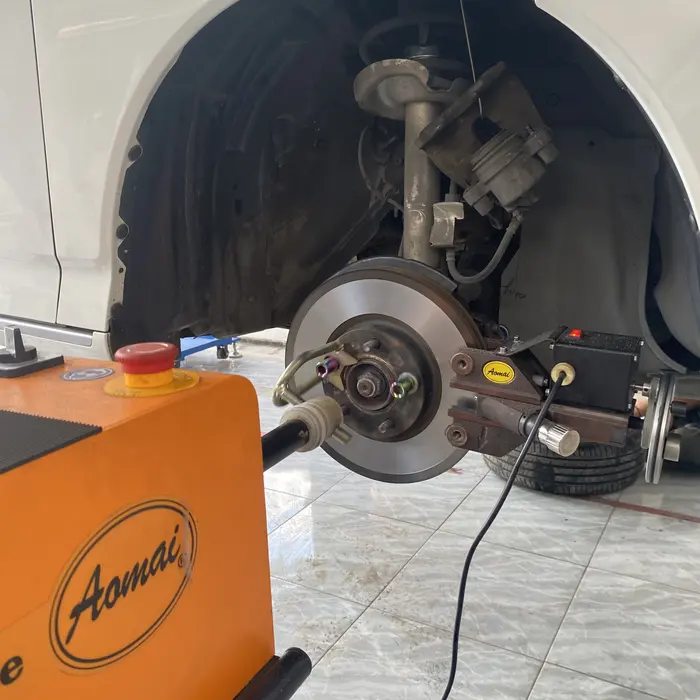 Bubut piringan cakram langsung di mobil (on-car)