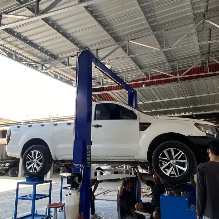 Ford Ranger naik lift untuk cek kemudi & suspensi