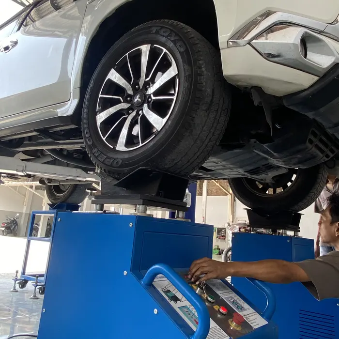 SUV saat uji shaking, roda depan di atas pelat getar