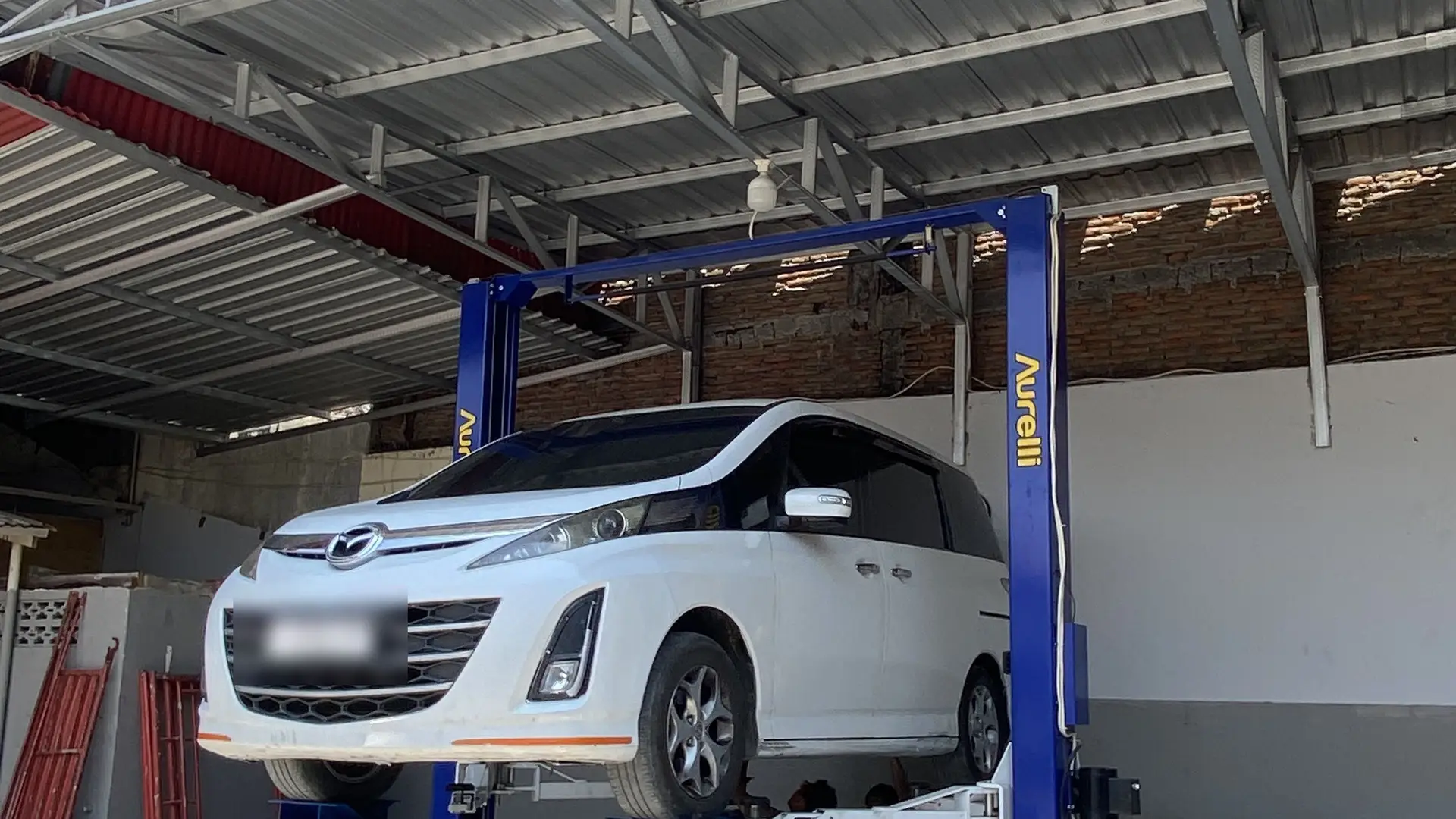 Area servis DH Kaki-kaki dengan mobil di atas lift