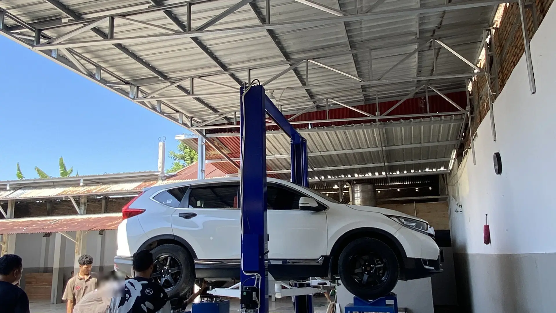 Honda CR-V di atas lift bengkel DH Kaki-kaki