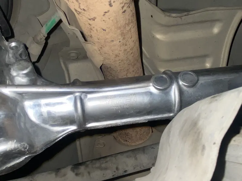 Komponen sistem kemudi di kolong mobil