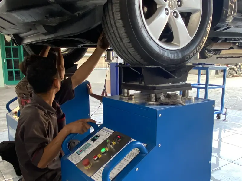 Mekanik mengoperasikan shaking machine