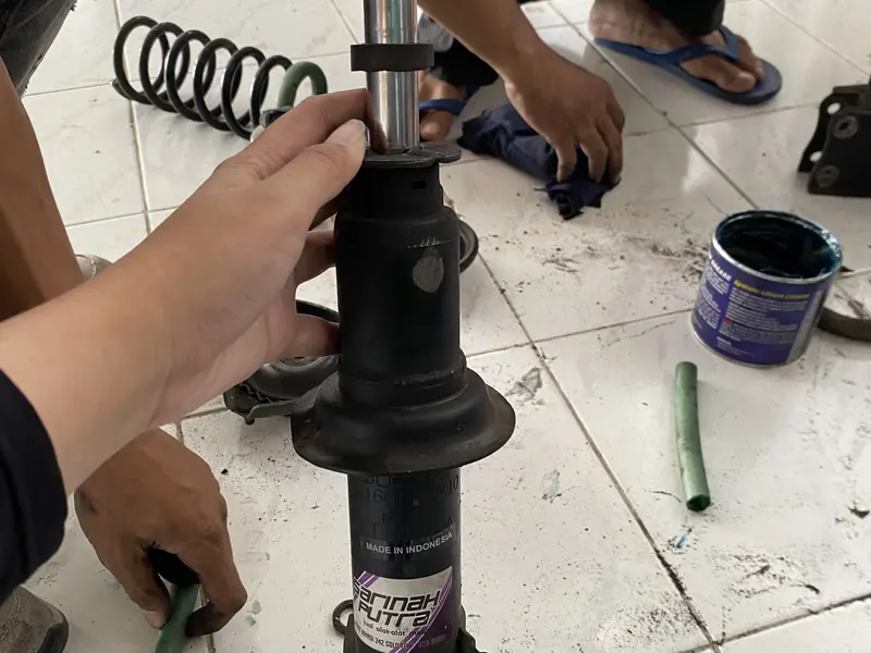 Shock absorber dan per yang dilepas